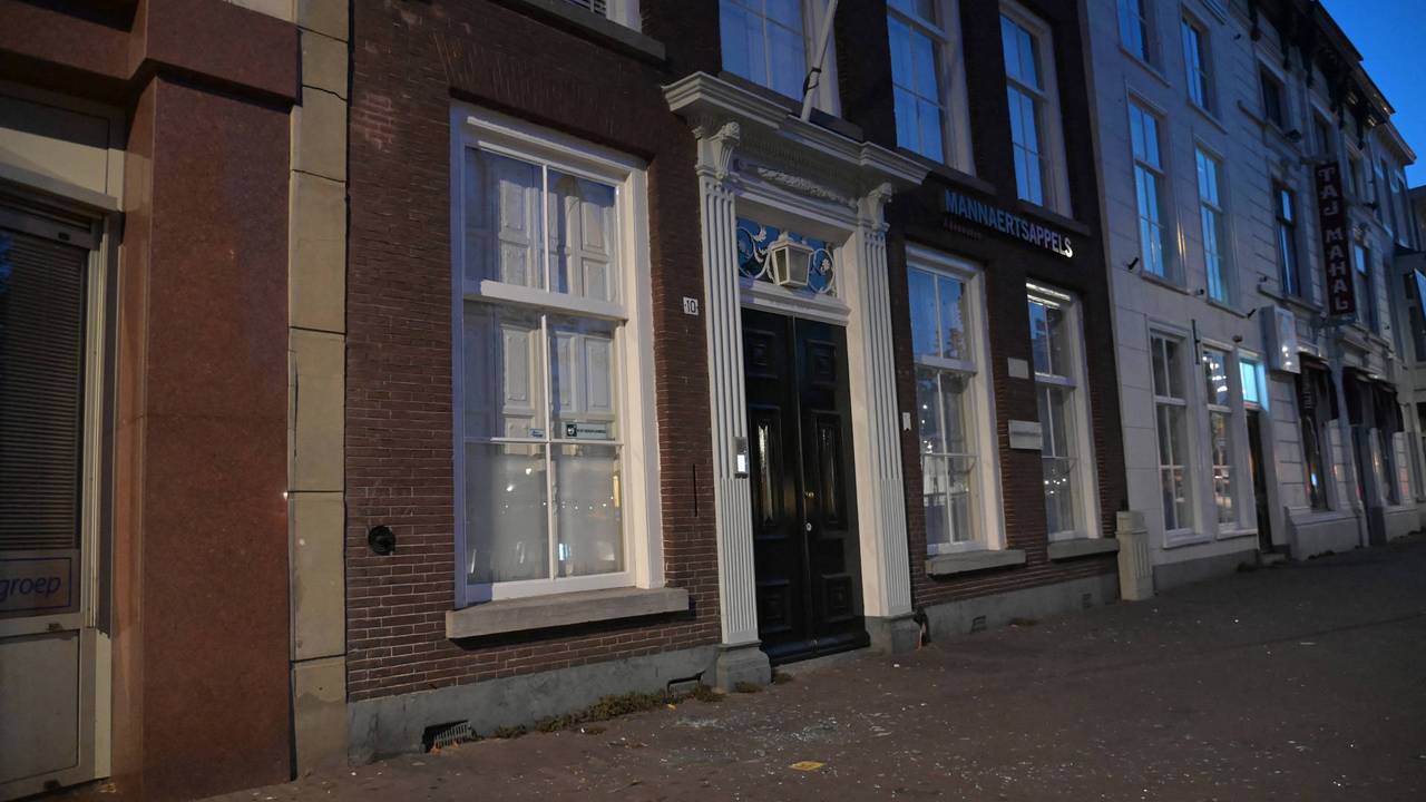 Ook aan de overkant sneuvelden ruiten na de harde knal (foto: Perry Roovers / Persbureau Heitink). 