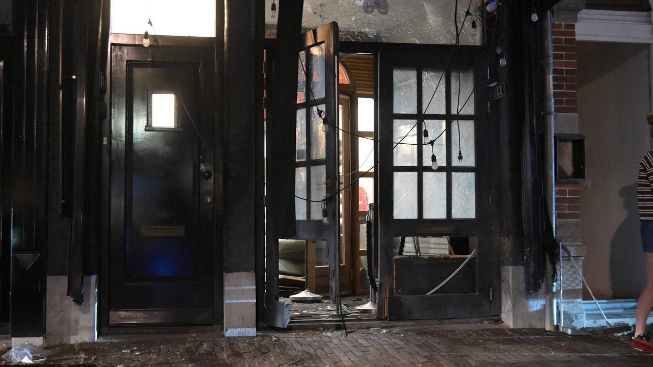 Gevel van restaurant vernield door explosie (foto: Perry Roovers / Persbureau Heitink). 