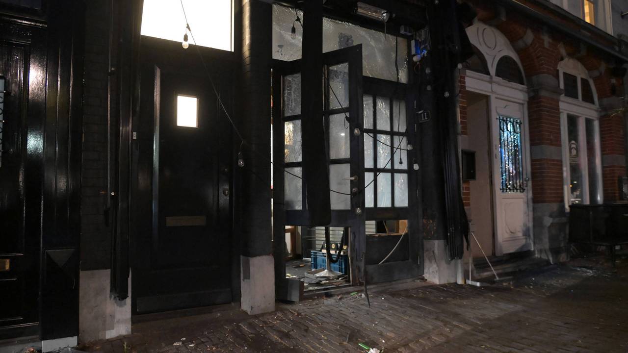 Gevel van restaurant heeft grote schade opgelopen door explosief (foto: Perry Roovers / Persbureau Heitink). 