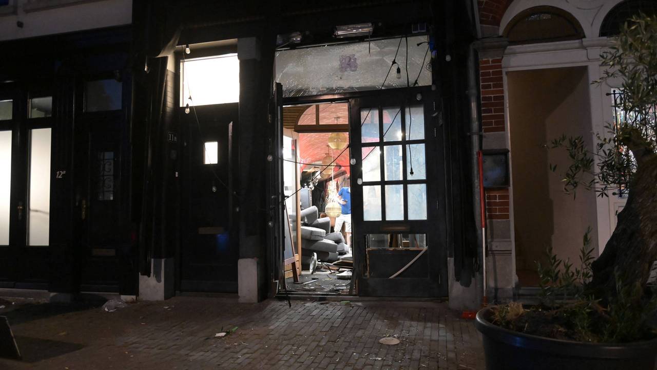 Gevel restaurant loopt grote schade op nadat explosief afgaat (foto: Perry Roovers / Persbureau Heitink). 