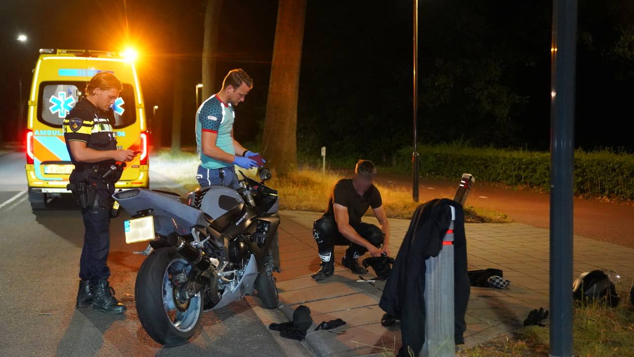 Motor en auto botsen in Vught, bijrijdster naar het ziekenhuis 