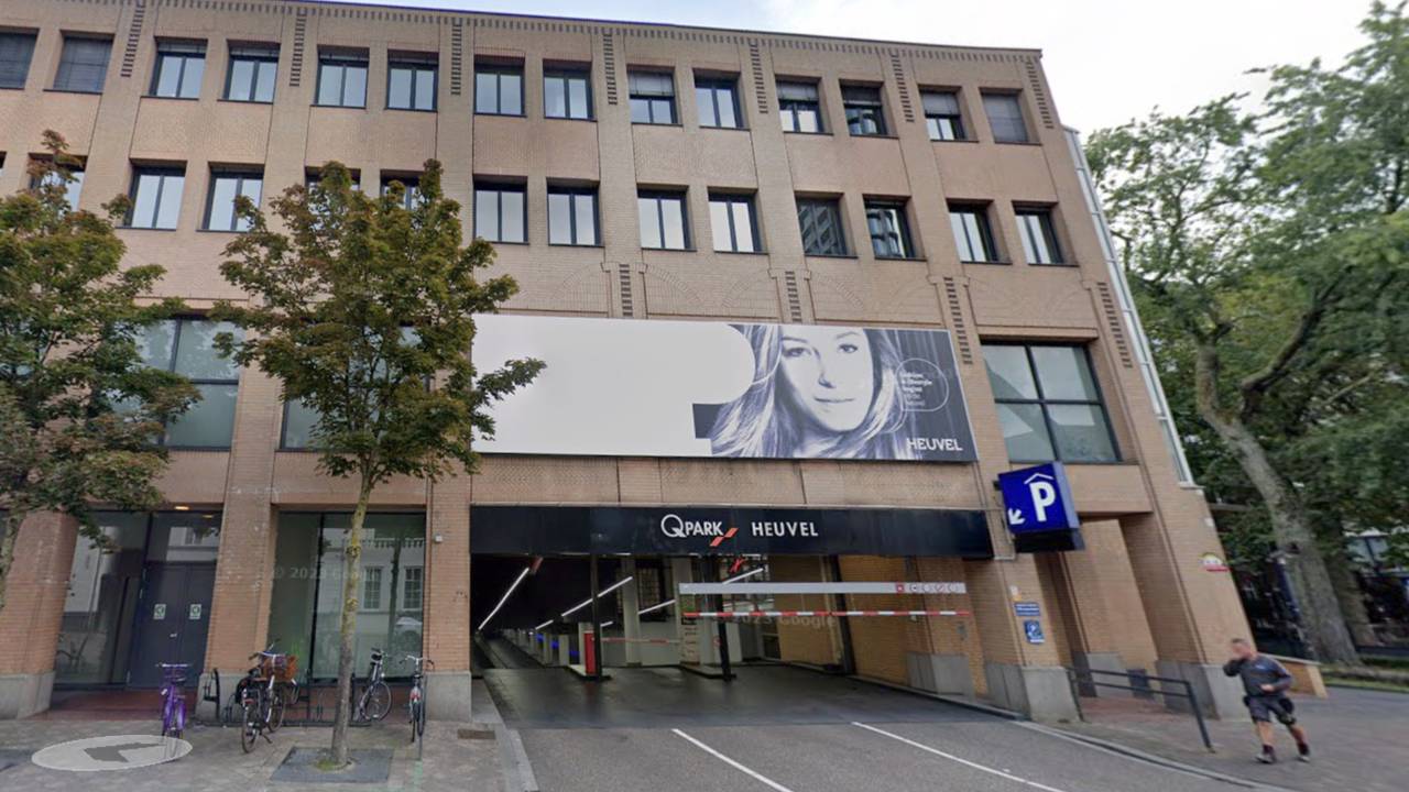 In deze parkeergarage ging het mis op 19 november 2022 (foto: Google Maps).