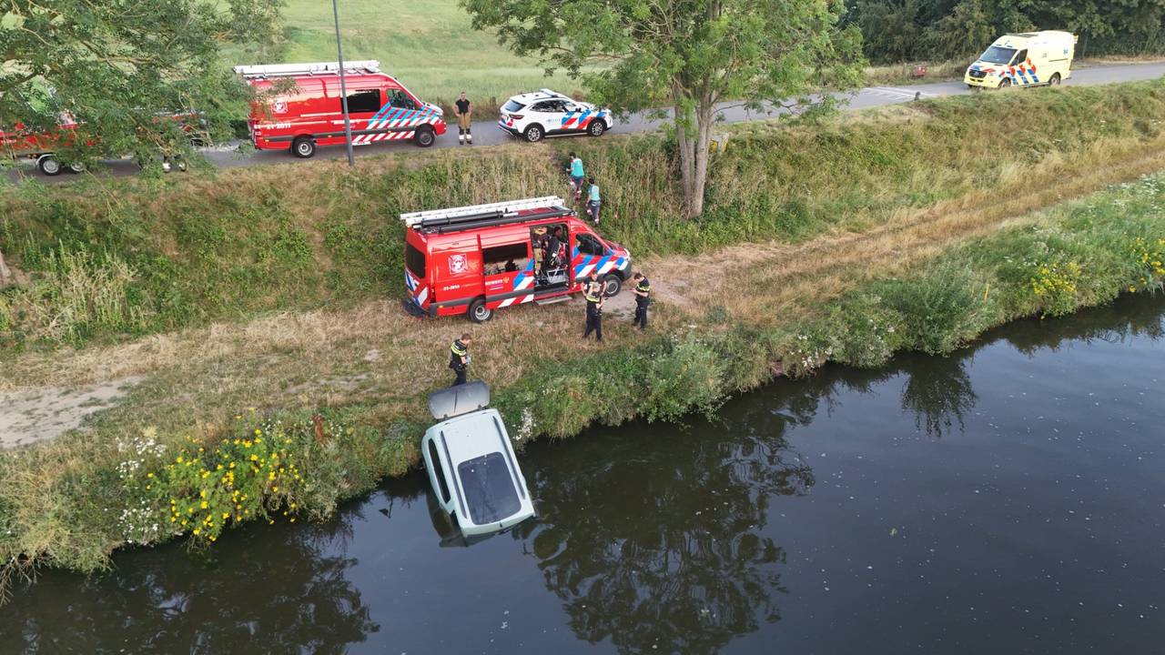 Auto te water gevonden in Engelen, hulpdiensten rukken uit