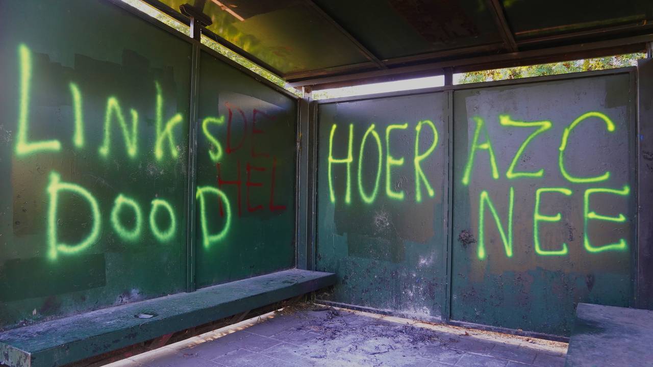Bekladdingen in Engelen: ook jeugdhonk vol met teksten tegen komst azc