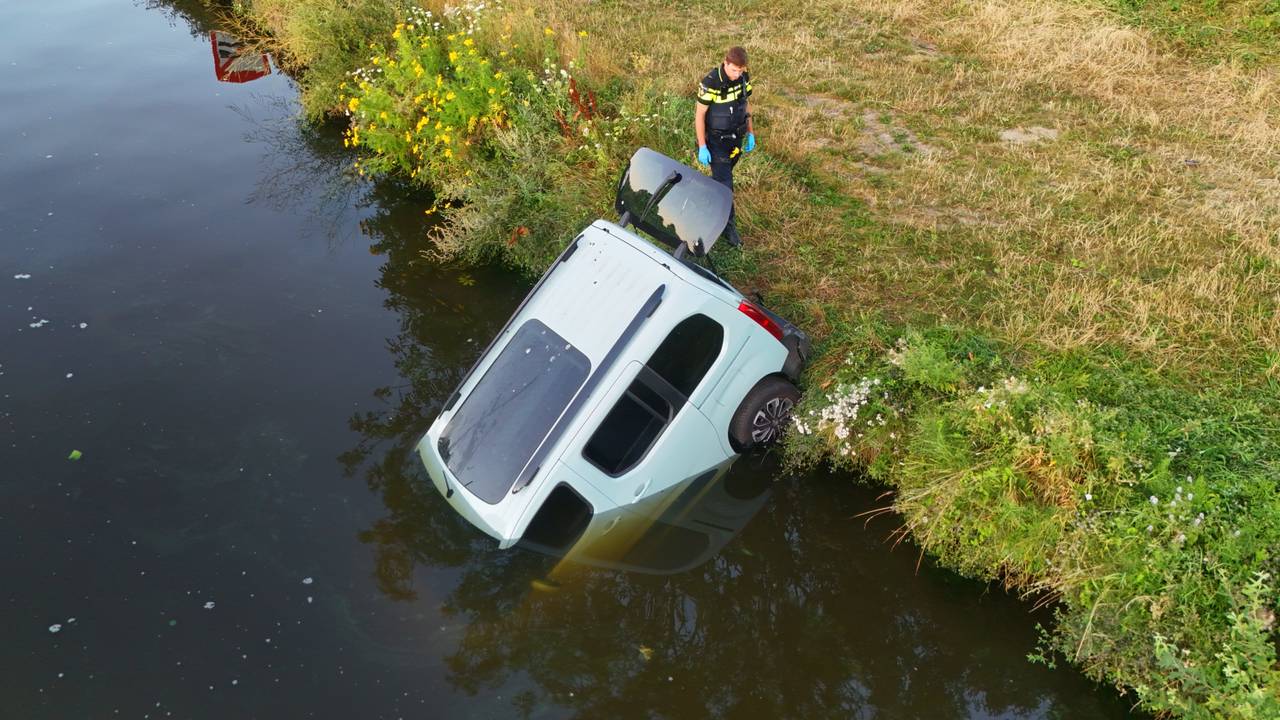 Link auto te water in Engelen en bekladdingen? Politie sluit het niet uit