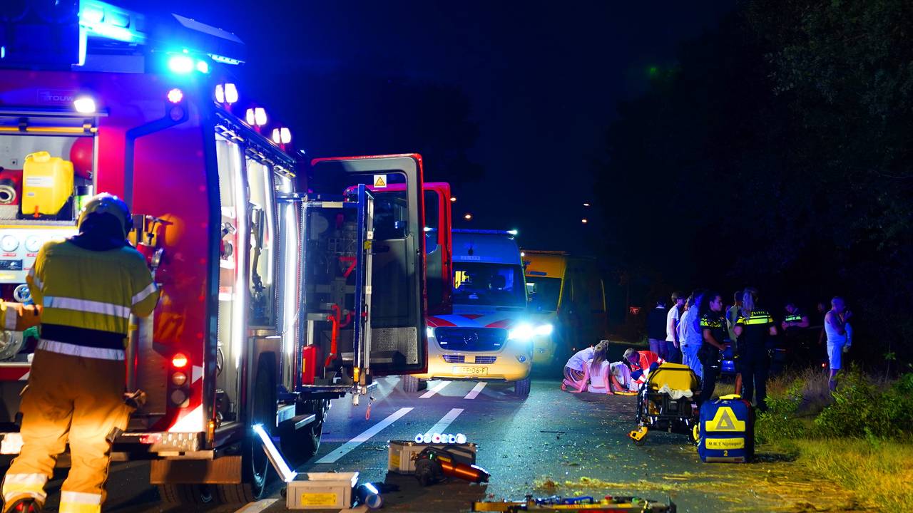 Om de hulpverleners de ruimte te geven, werd de Eerdsebaan een tijd lang afgesloten (foto: Bart Meesters/Persbureau Heitink).