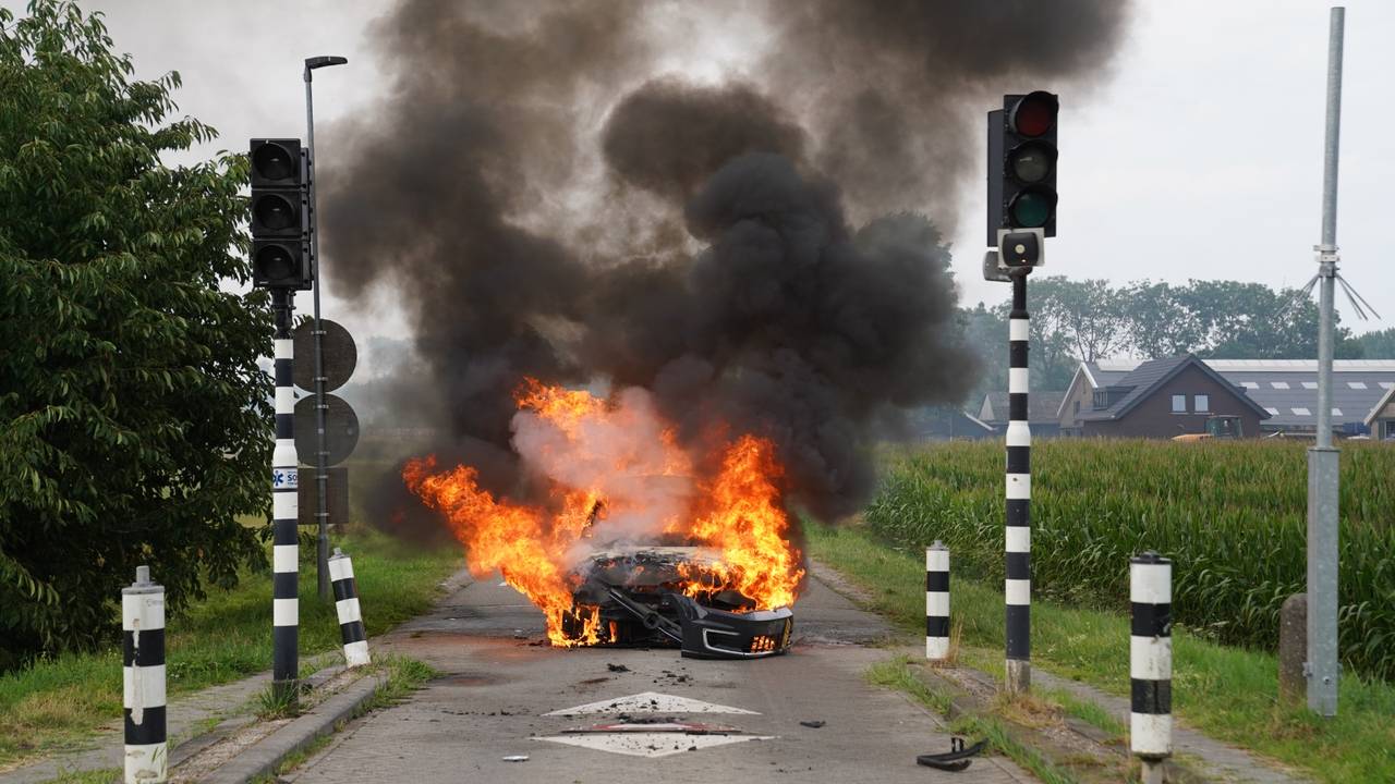 Elektrische auto in brand bij wegblokkade in Engelen