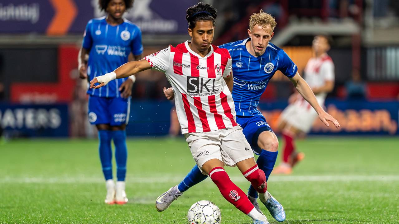 TOP Oss-aanvaller Mauresmo Hinoke in duel met Mees Laros van FC Den Bosch of TOP Oss, Mees Laros of FC Den Bosch (foto: Jeroen Meuwsen/Orange Pictures).
