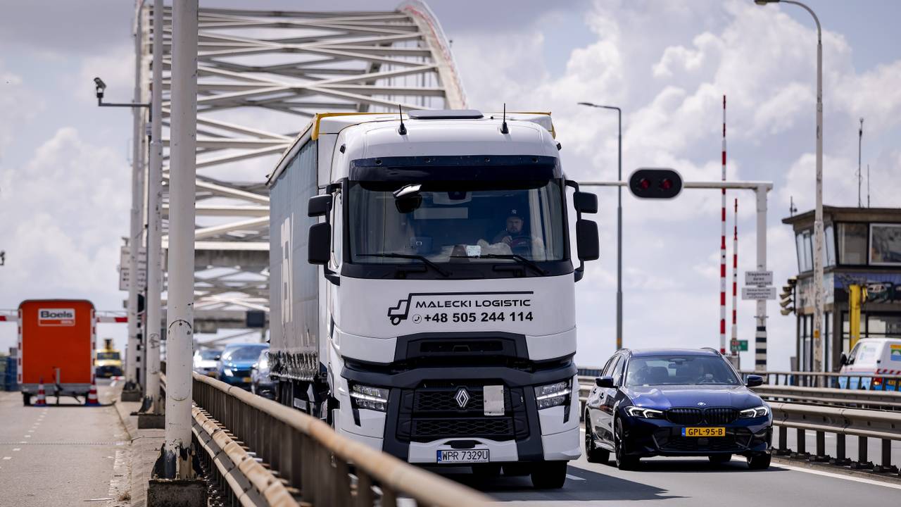 Vrachtwagens rijden over de Merwedebrug (foto: Robin van Lonkhuijsen/ANP).