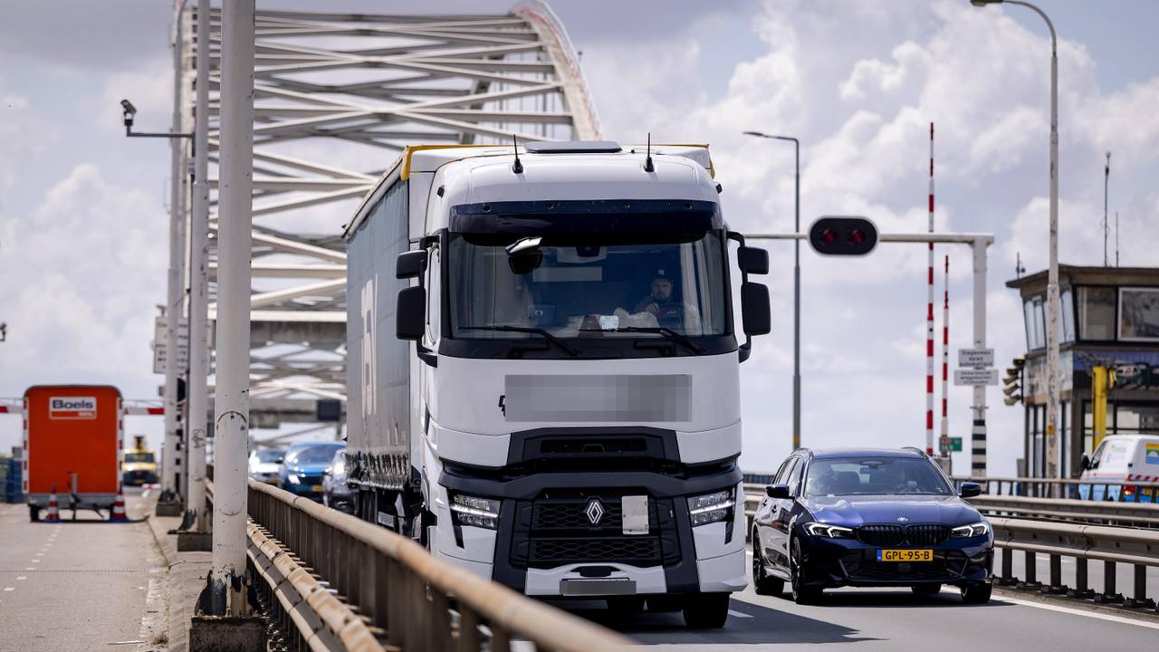 Extra maatregelen moeten vrachtverkeer Merwedebrug terugdringen