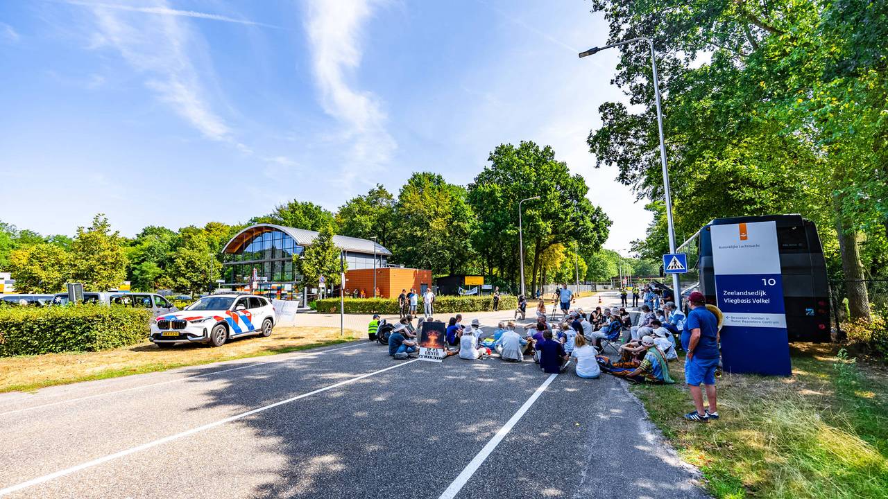 De demonstranten zitten veelal in stilte voor de poort en hebben spandoeken opgehangen (foto: Lucas Lammers/Persbureau Heitink).
