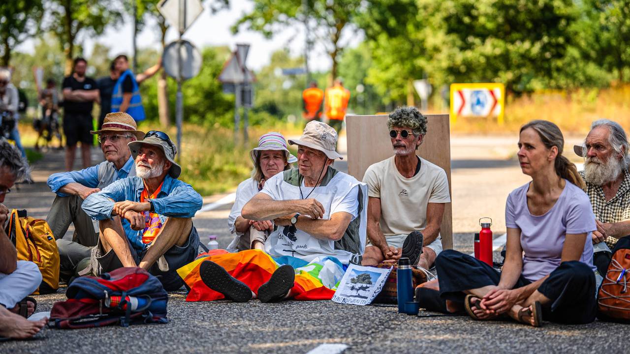 De demonstranten komen volgens de woordvoerder uit heel het land en zijn onderdeel van de vredesbeweging (foto: Lucas Lammers/Persbureau Heitink).