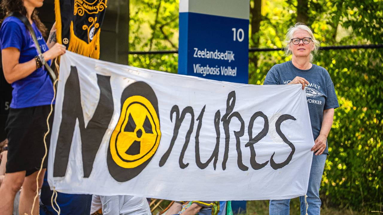 Om twaalf uur, na het luchtalarm, begon het protest (foto: Lucas Lammers/Persbureau Heitink).