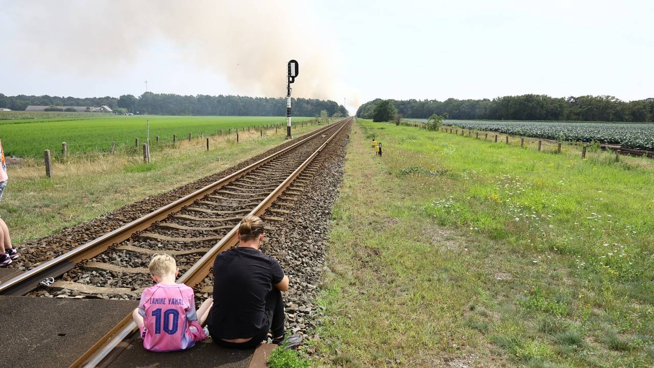 Grote bosbrand in Limburg is te ruiken in het Land van Cuijk (foto: SK-Media / Persbureau Heitink).