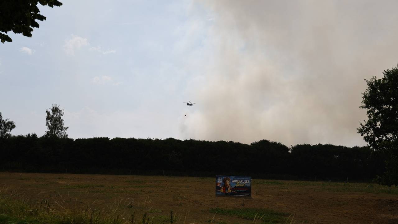 Grote bosbrand in Limburg is te ruiken in het Land van Cuijk (foto: SK-Media / Persbureau Heitink).