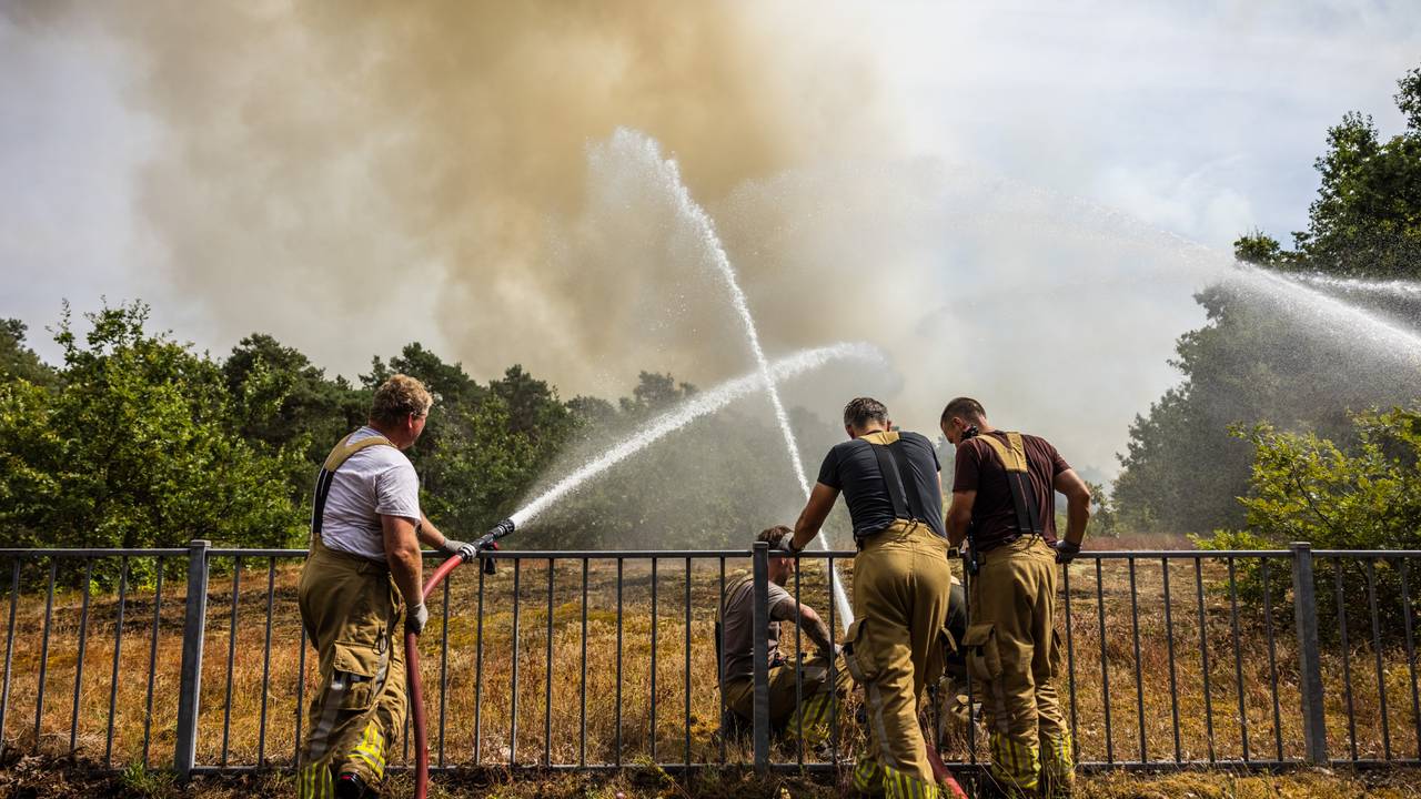 Grote natuurbrand op grens met Limburg: rookoverlast en geen treinverkeer