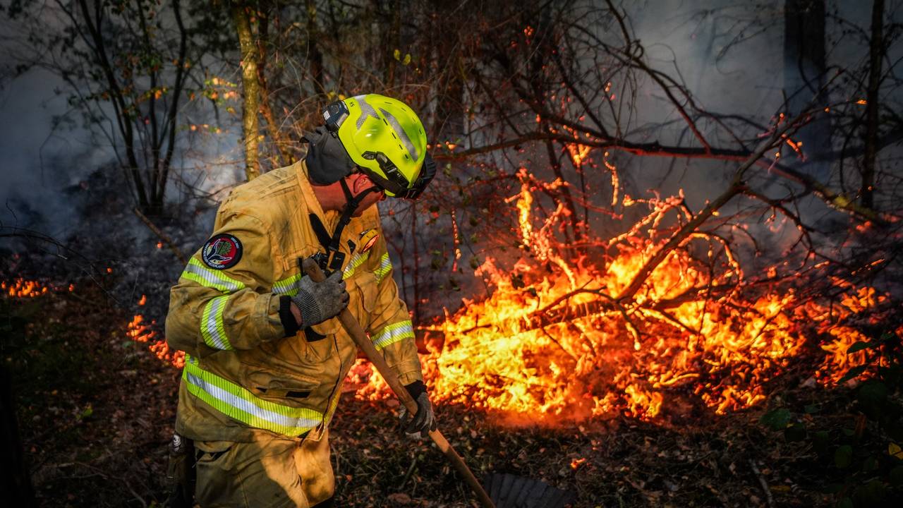 Grote natuurbrand op grens met Limburg: rookoverlast en geen treinverkeer
