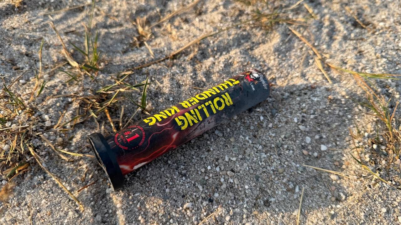 Stuk gras in Uden in brand na vuurwerk, jongeren rennen weg (foto: Kevin Kanters / SQ Vision).