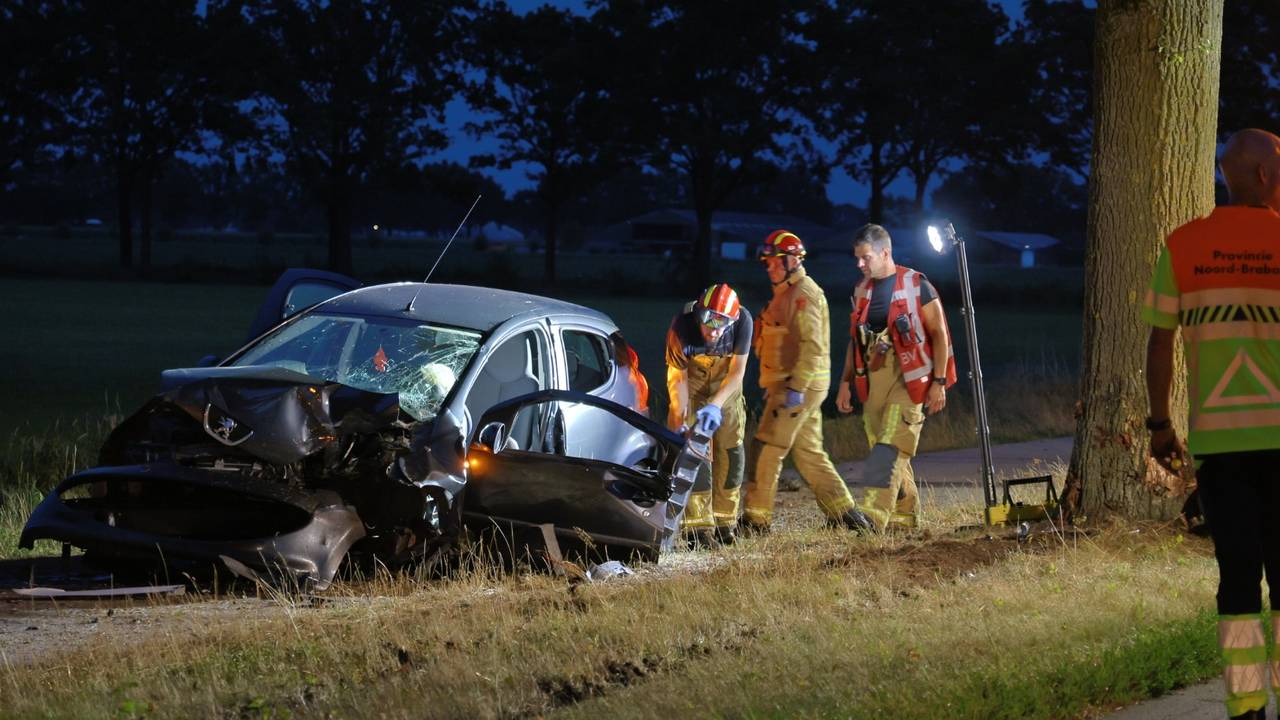 Automobilist raakt van de Middenpeelweg bij Landhorst (foto: SK-Media / Persbureau Heitink).