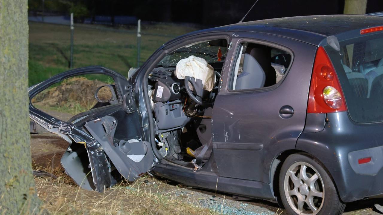 Automobilist raakt van de Middenpeelweg bij Landhorst (foto: SK-Media / Persbureau Heitink).