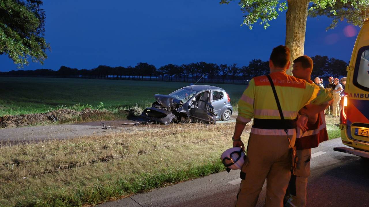 Automobilist raakt van de Middenpeelweg bij Landhorst (foto: SK-Media / Persbureau Heitink).