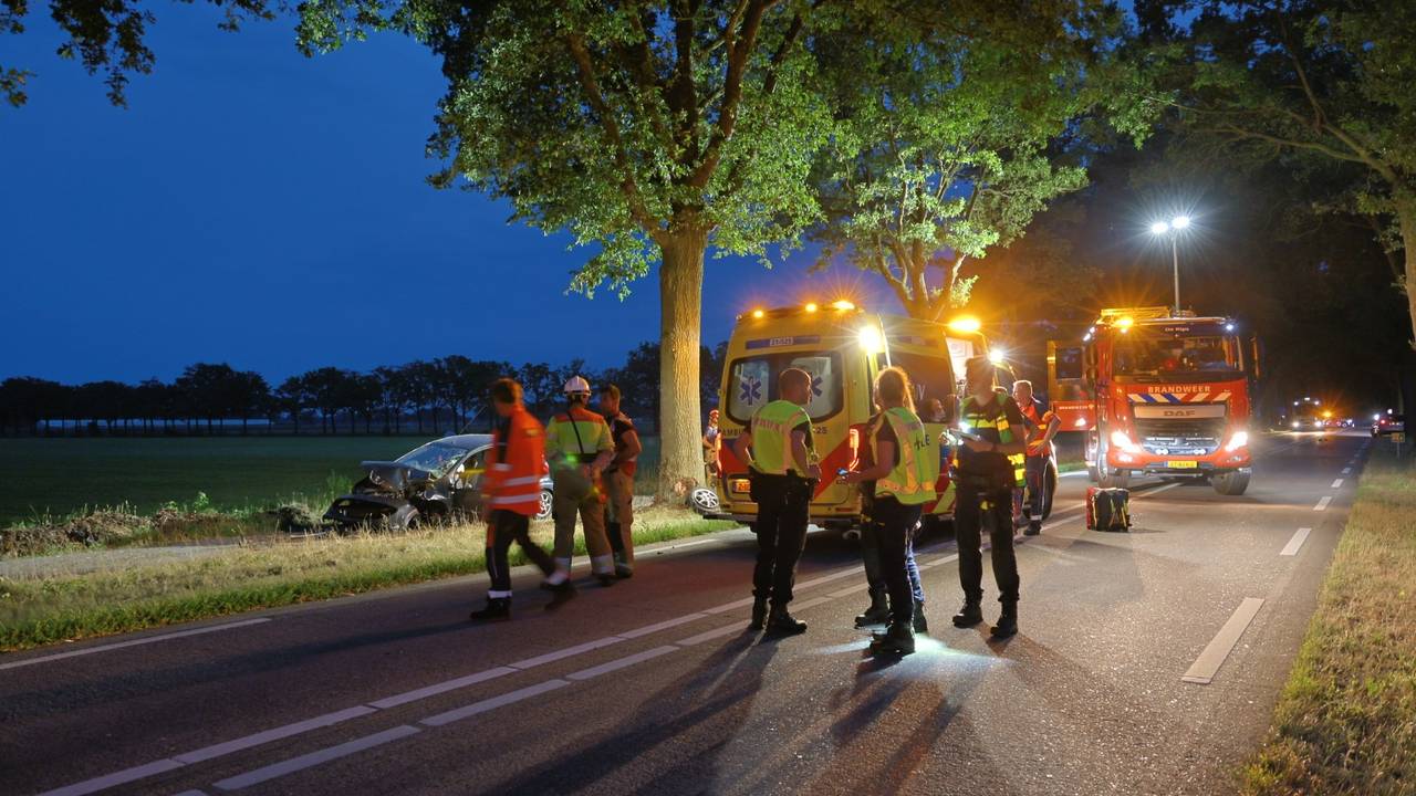 Automobilist raakt van de Middenpeelweg bij Landhorst (foto: SK-Media / Persbureau Heitink).