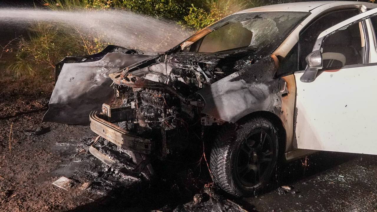 Geparkeerde auto brandt volledig uit bij recreatieplas Berkendonk (foto: Harrie Grijseels / Persbureau Heitink).