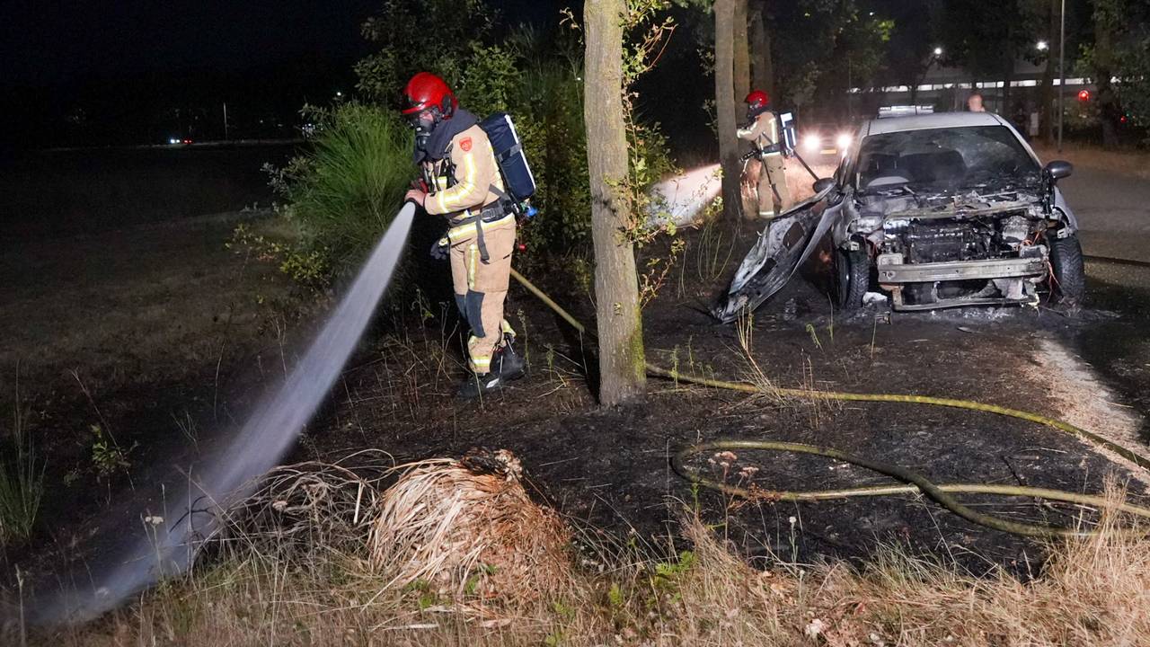 Geparkeerde auto brandt volledig uit bij recreatieplas Berkendonk (foto: Harrie Grijseels / Persbureau Heitink).