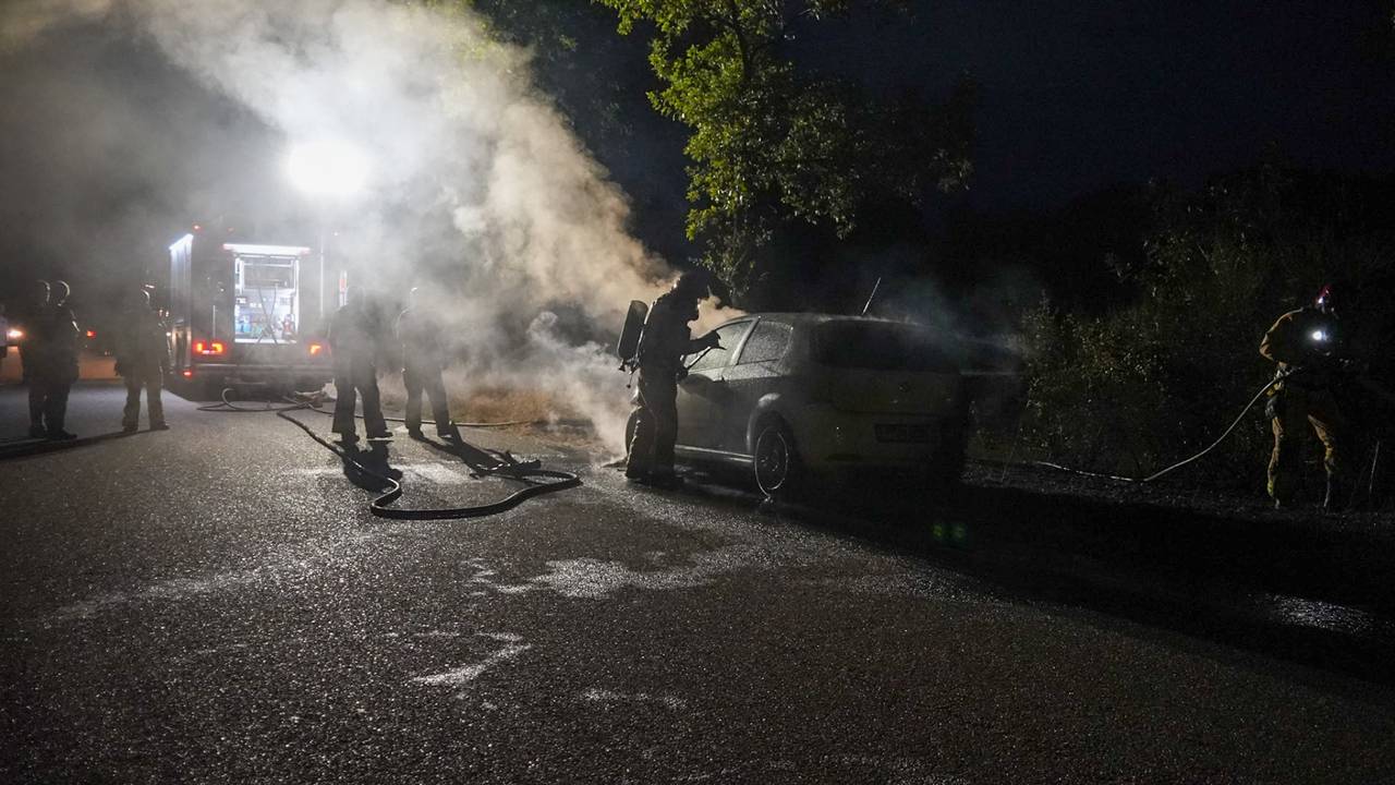 Geparkeerde auto brandt volledig uit bij recreatieplas Berkendonk (foto: Harrie Grijseels / Persbureau Heitink).