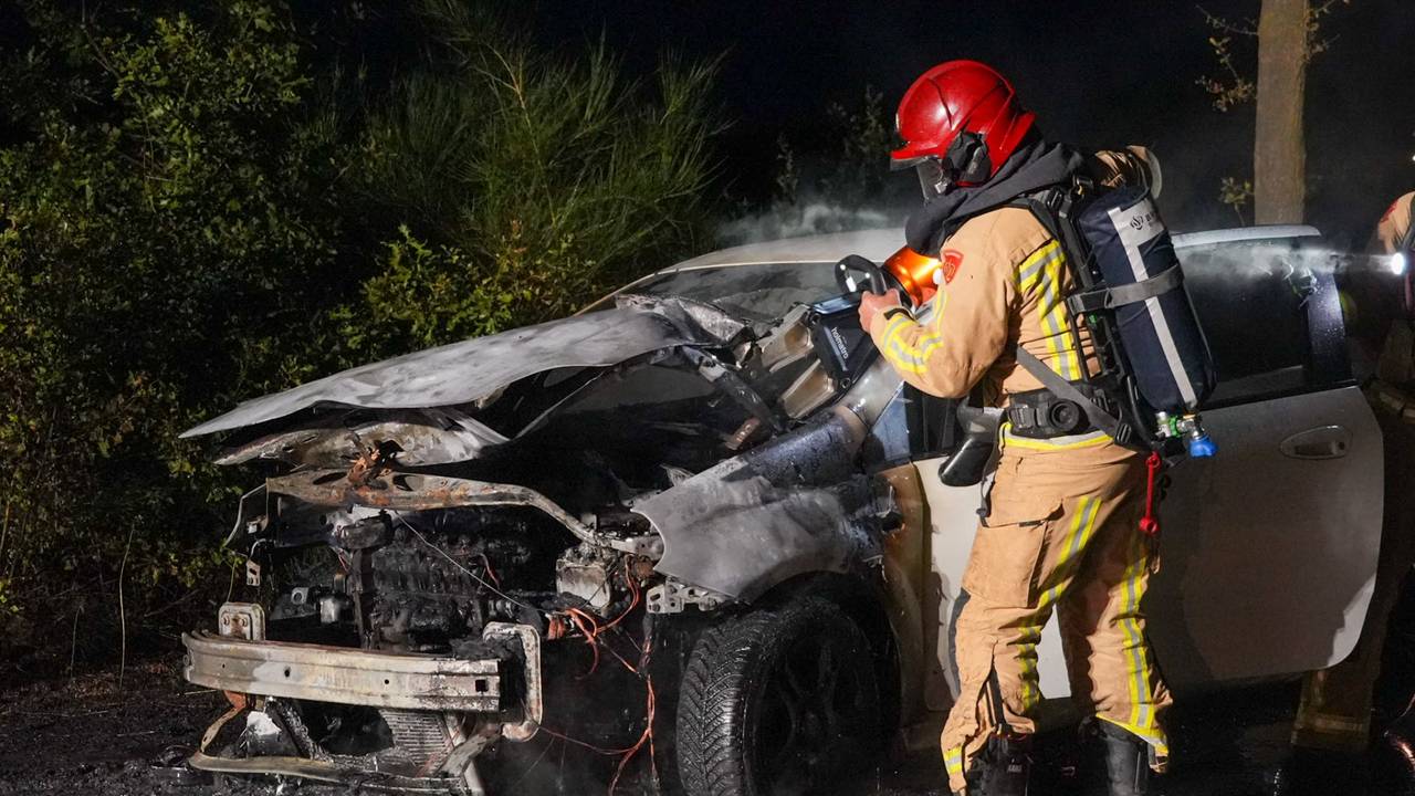 Geparkeerde auto brandt volledig uit bij recreatieplas Berkendonk (foto: Harrie Grijseels / Persbureau Heitink).