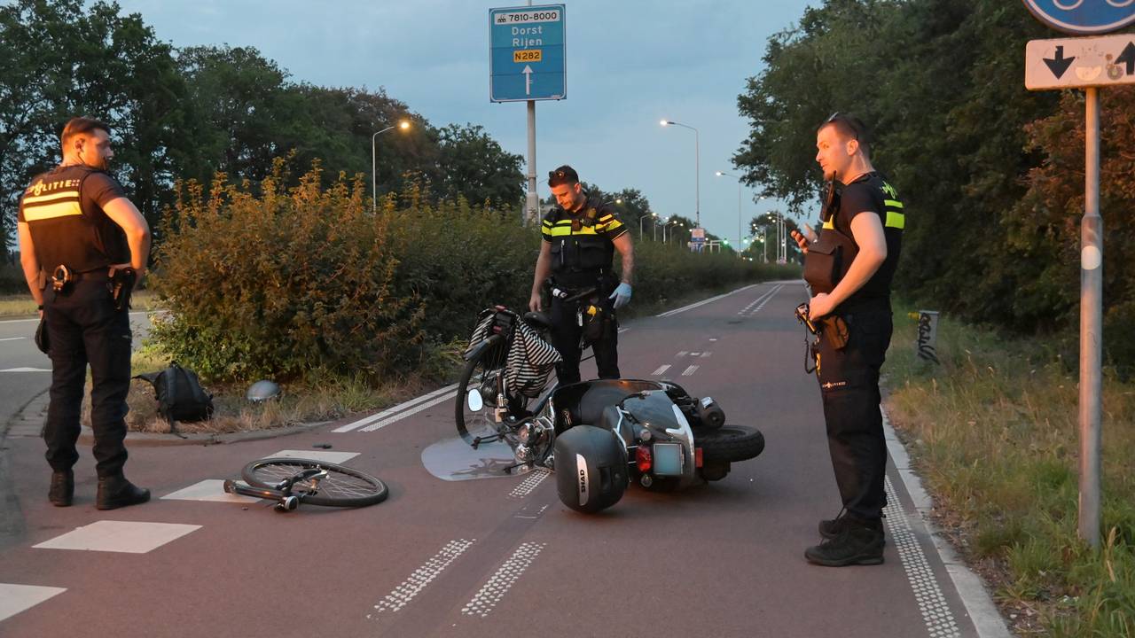 Scooter en fietser botsen op fietspad in Breda, twee gewonden (foto: Perry Roovers / Persbureau Heitink).