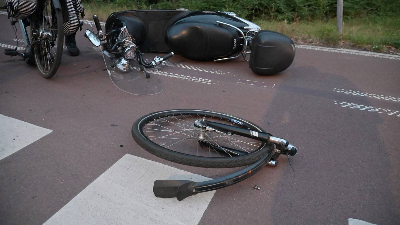 Scooter en fietser botsen op fietspad in Breda, twee gewonden (foto: Perry Roovers / Persbureau Heitink).