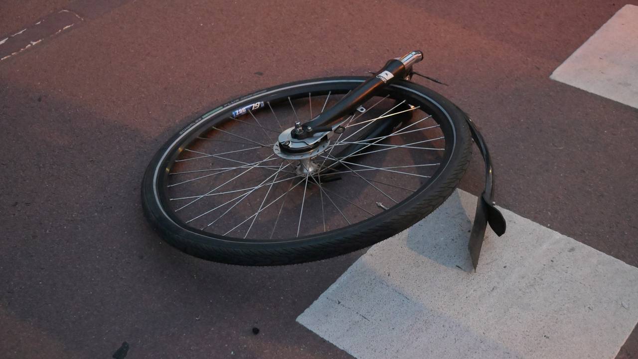 Scooter en fietser botsen op fietspad in Breda, twee gewonden (foto: Perry Roovers / Persbureau Heitink).