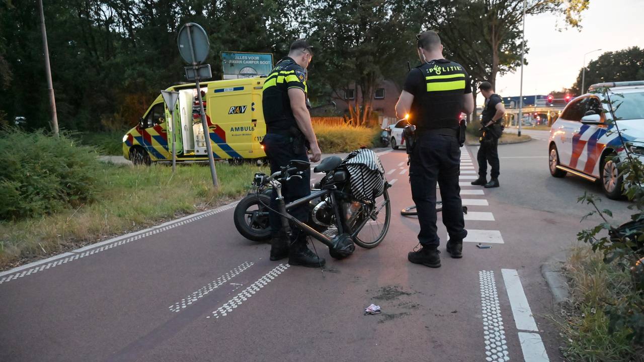 Scooter en fietser botsen op fietspad in Breda, twee gewonden (foto: Perry Roovers / Persbureau Heitink).