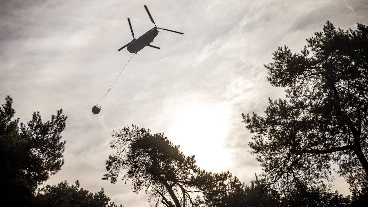 Natuurbrand bij Venray stabiel vandaag, nog niet onder controle (foto: ANP).
