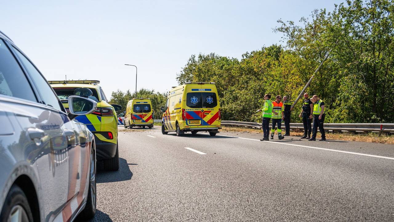 Automobilist overleden op A16 bij Breda, snelweg dicht