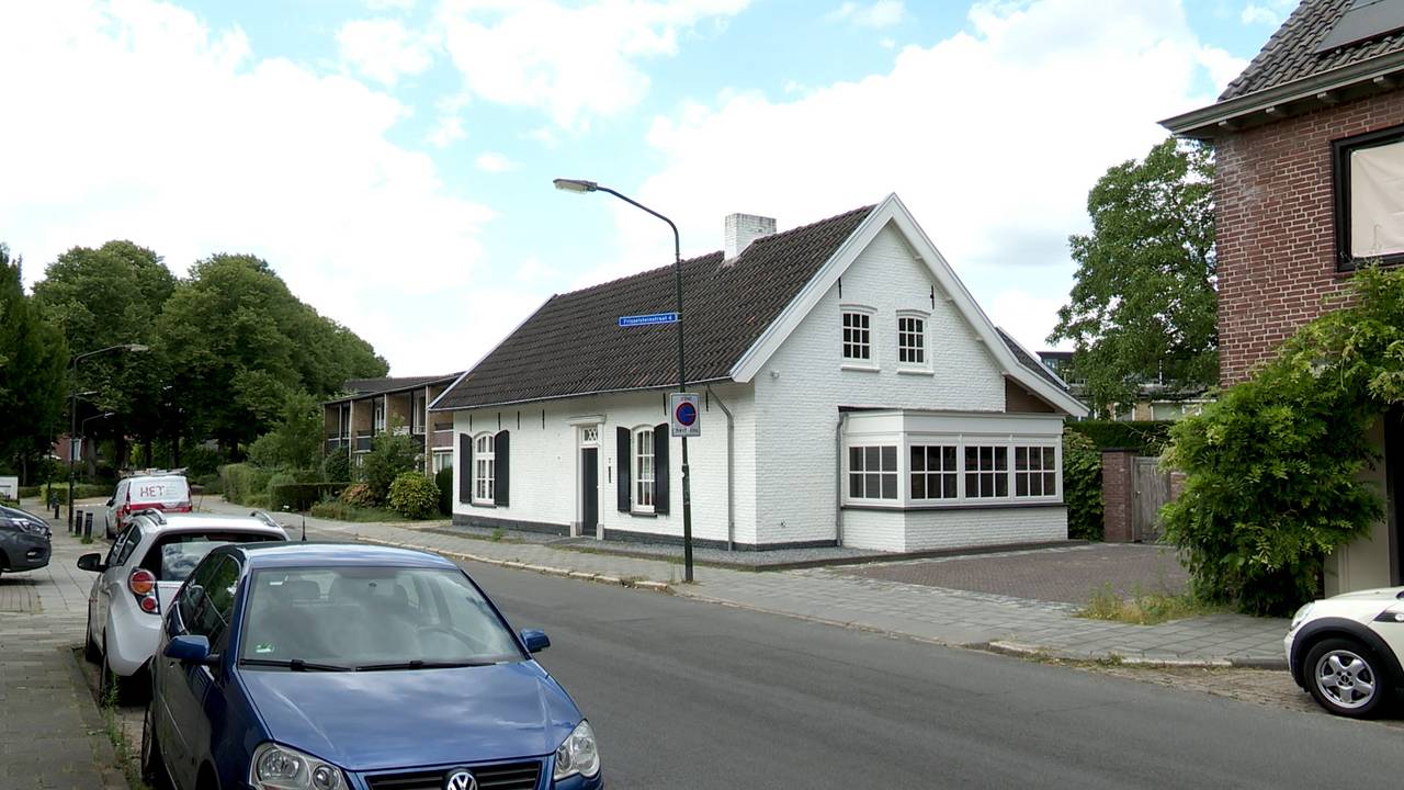Het witte huis met stenen van kasteel Frisselstein in Veghel (foto: Michel Prevoo).