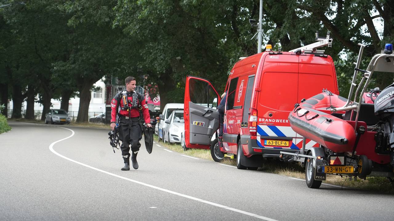 Duikers zoeken in het Wilhelminakanaal in Oosterhout naar de vermiste Toon (78) (foto: Jeroen Stuve/Persbureau Heitink).