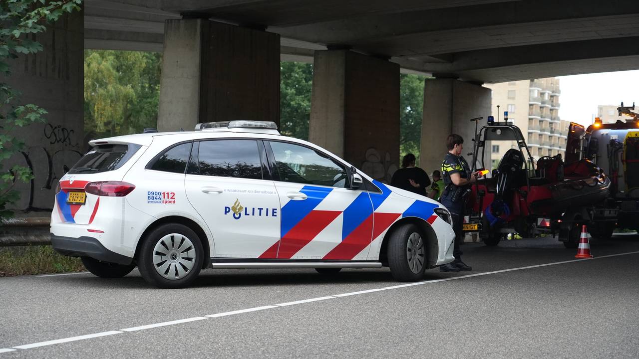 Duikers zoeken in het Wilhelminakanaal in Oosterhout naar de vermiste Toon (78) (foto: Jeroen Stuve/Persbureau Heitink).
