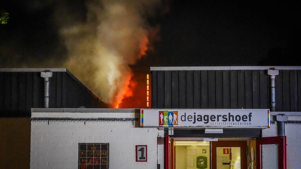 Het vuur is vermoedelijk aangestoken (foto: Persbureau Heitink).