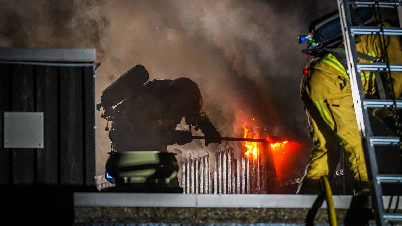 Het vuur is vermoedelijk aangestoken (foto: Persbureau Heitink).