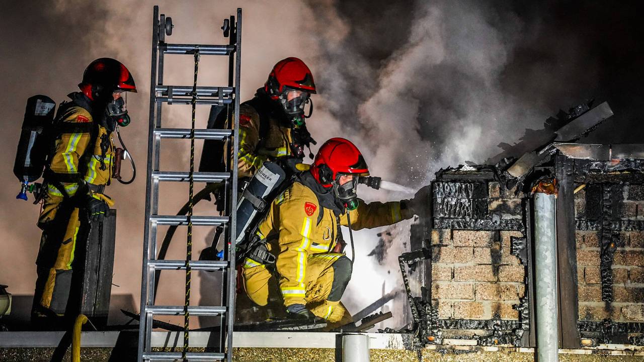 Het vuur is vermoedelijk aangestoken (foto: Persbureau Heitink).
