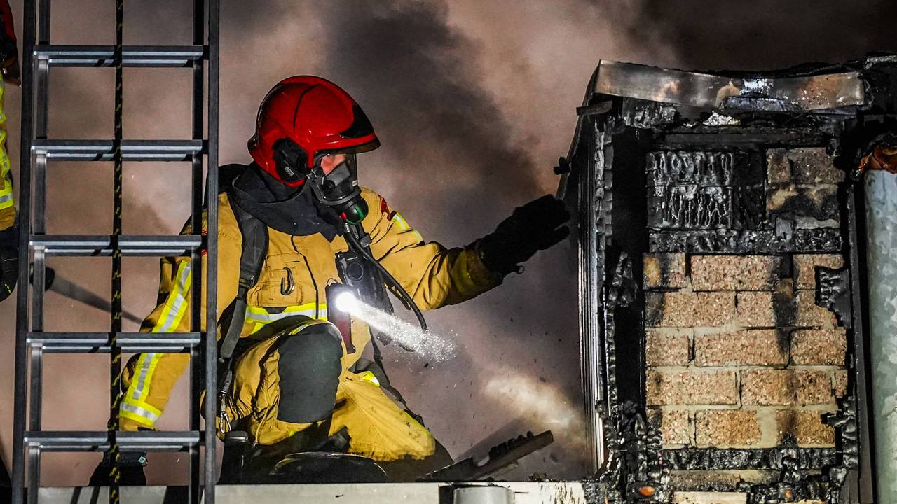 Het vuur is vermoedelijk aangestoken (foto: Persbureau Heitink).