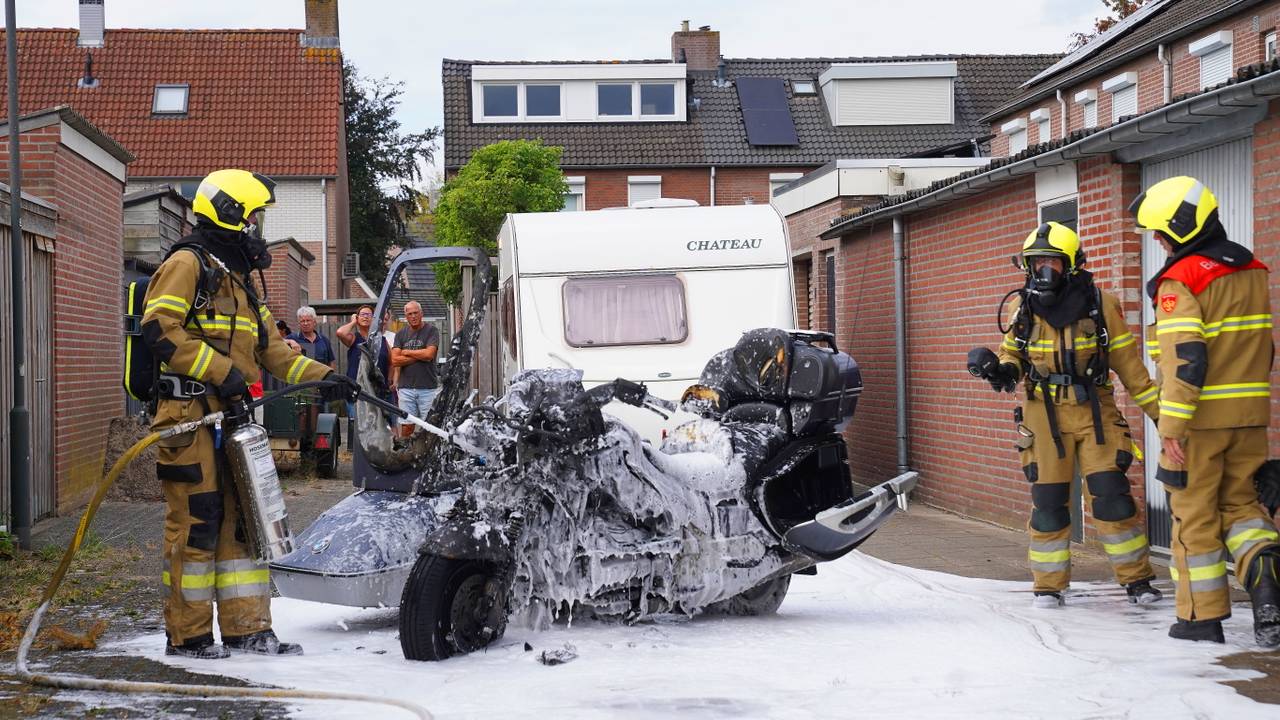 Motor met zijspan brandt volledig uit vlak voor vertrek in Maaskantje
