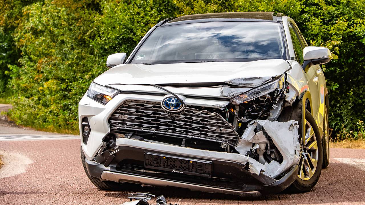 Bestuurder van auto gewond bij botsing met vrachtwagen in Vorstenbosch