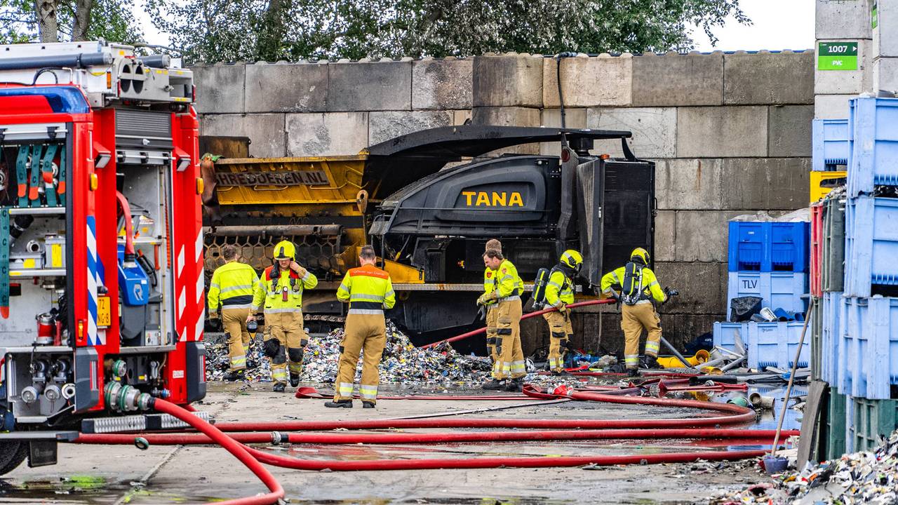 Brand bij recyclebedrijf in Veghel na explosie in shredder