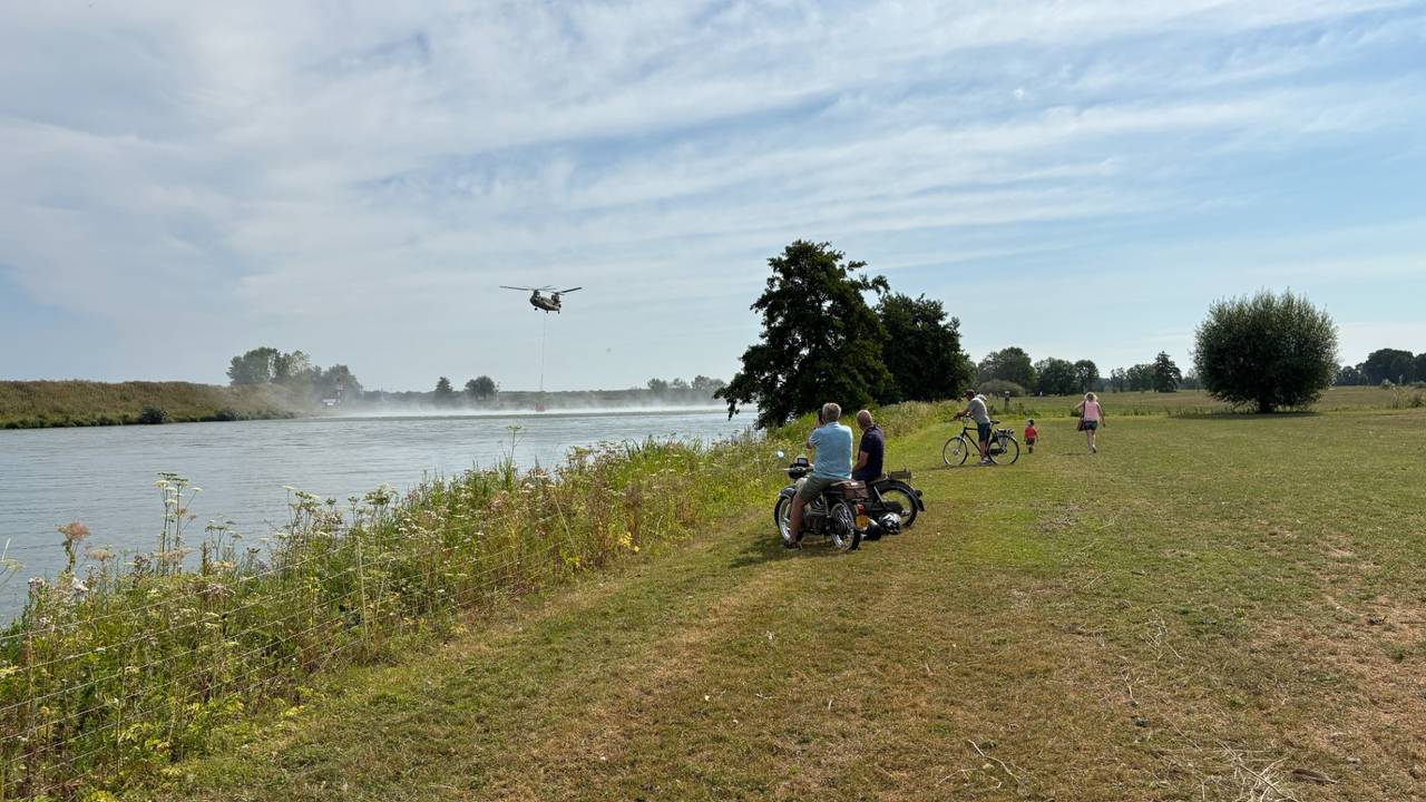 Chinooks halen water uit de Maas (foto: Wilco Zonneveld).