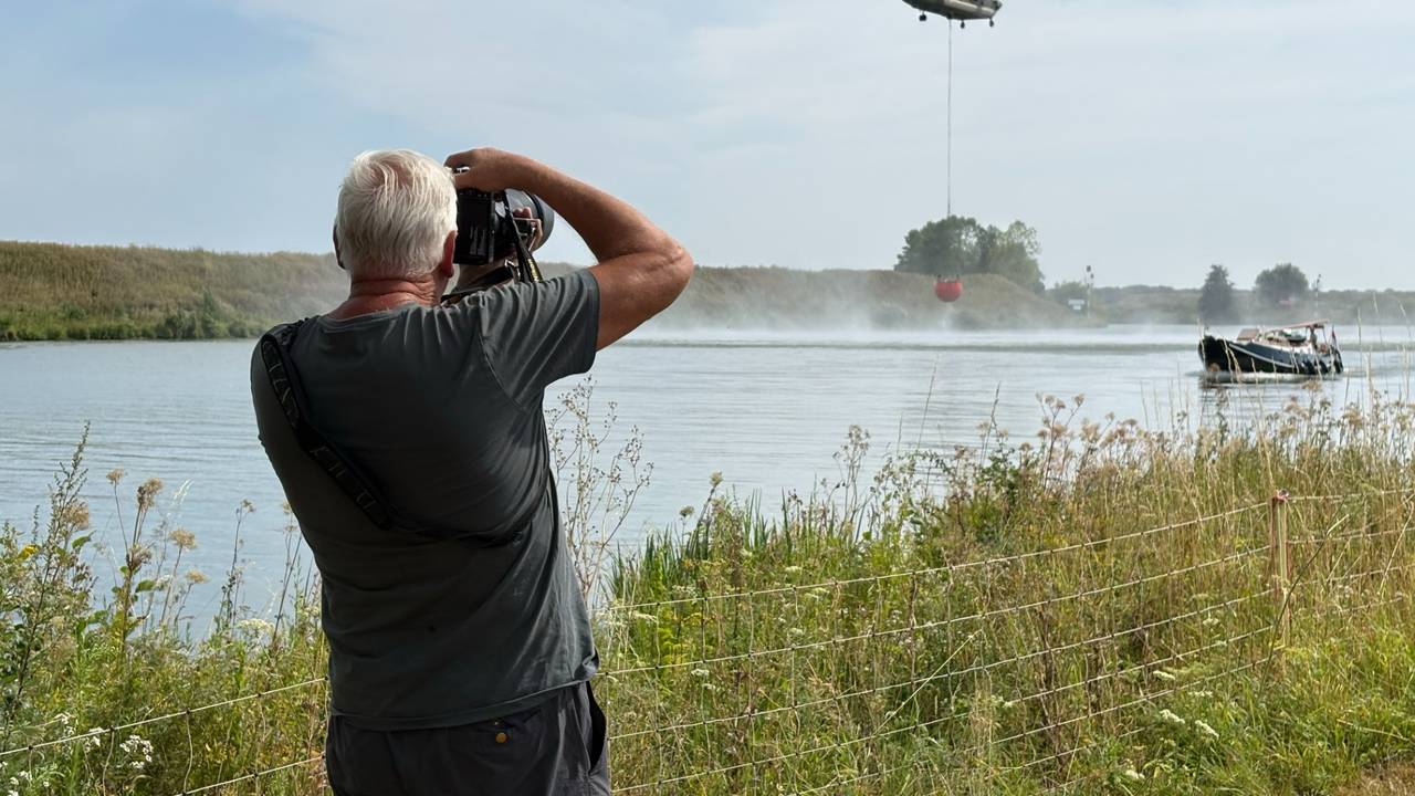Chinooks halen water uit de Maas (foto: Wilco Zonneveld).