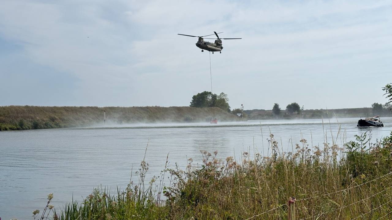 Chinooks halen water uit de Maas (foto: Wilco Zonneveld).