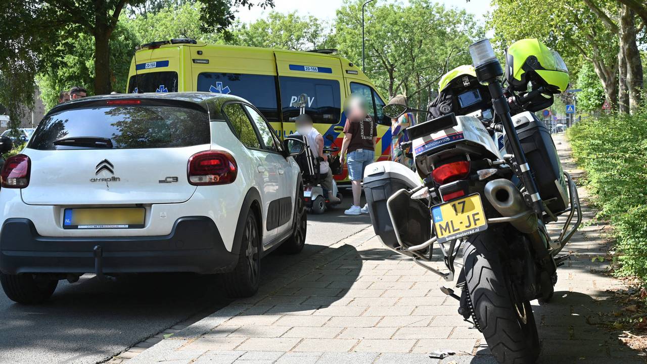 Vrouw valt van scootmobiel (foto: Perry Roovers/Persbureau Heitink).